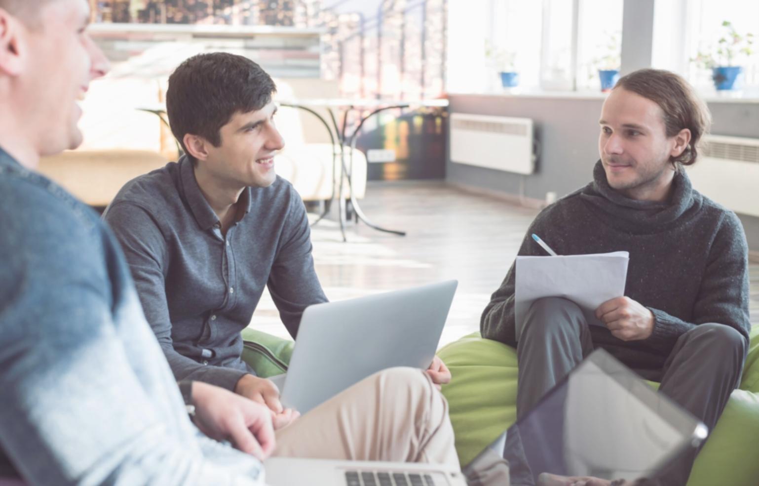 Equipo de alveriqen trabajando en estrategias de presupuesto familiar