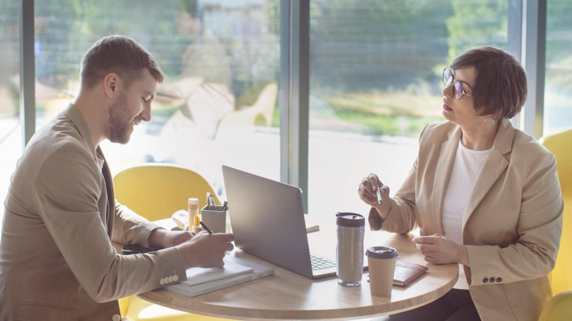 Persona trabajando en presupuesto personal
